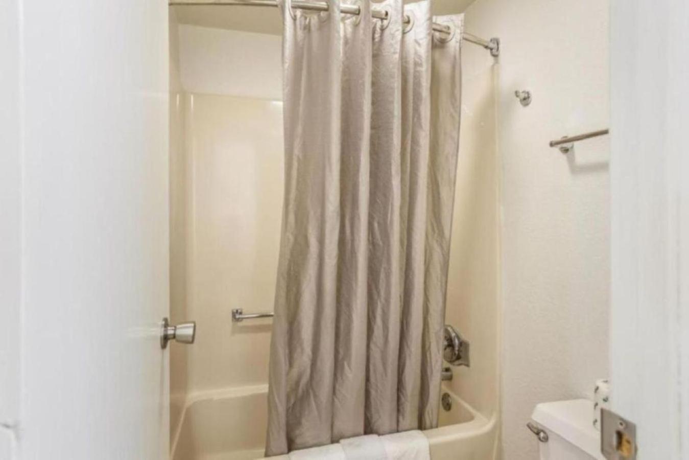 Econo Lodge University Лоренс Экстерьер фото