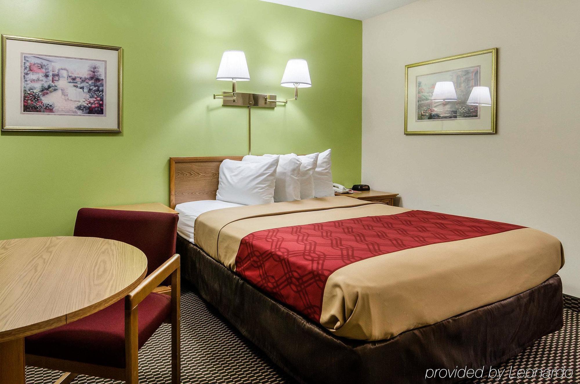 Econo Lodge University Лоренс Экстерьер фото